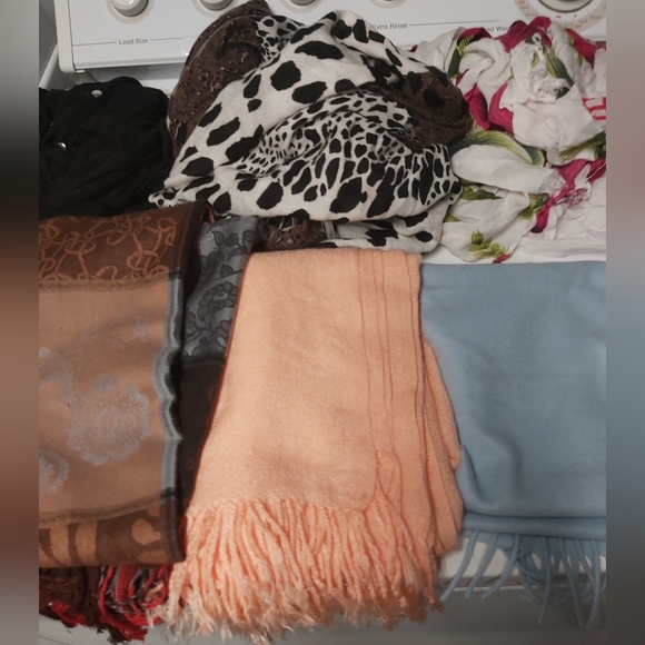 Huge Scarf Bundle (7 Scarves) - Picture 6 of 6